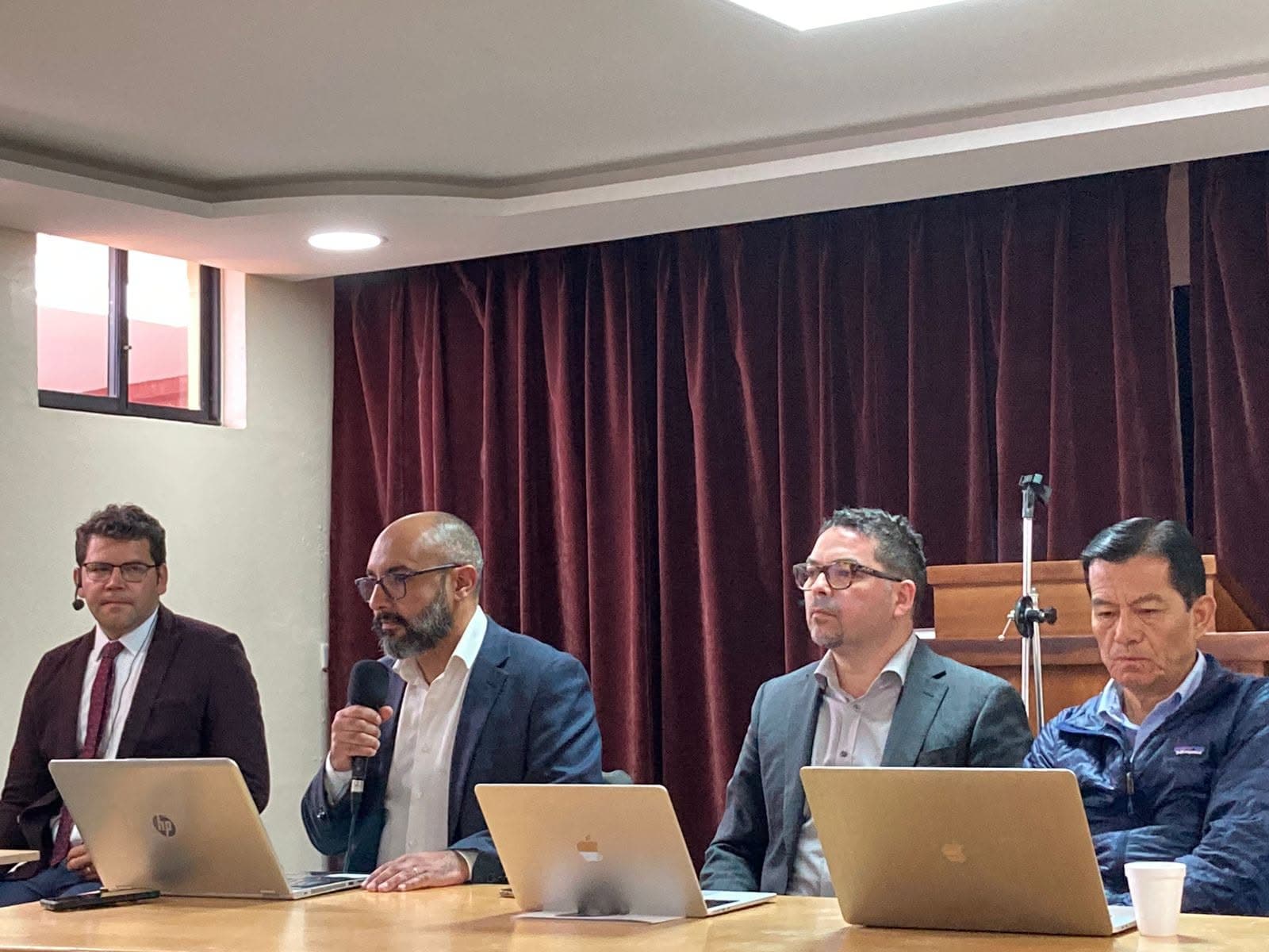 Panel de expositores en un encuentro de seminarios de ASPRAL